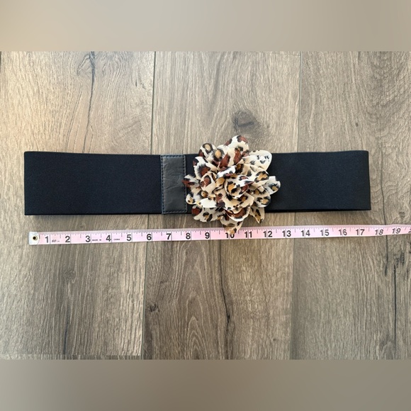 Betsey Johnson leopard/ cheetah print Flower Elastic Button Close belt size l/xl - Picture 7 of 7
